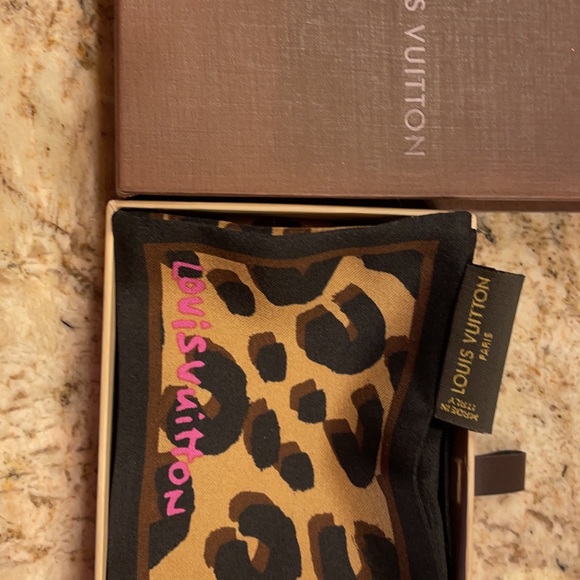 Louis Vuitton Scarf (Purse bow) Leopard print - Picture 5 of 8